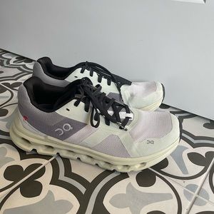 On Cloud women’s shoes SOLD